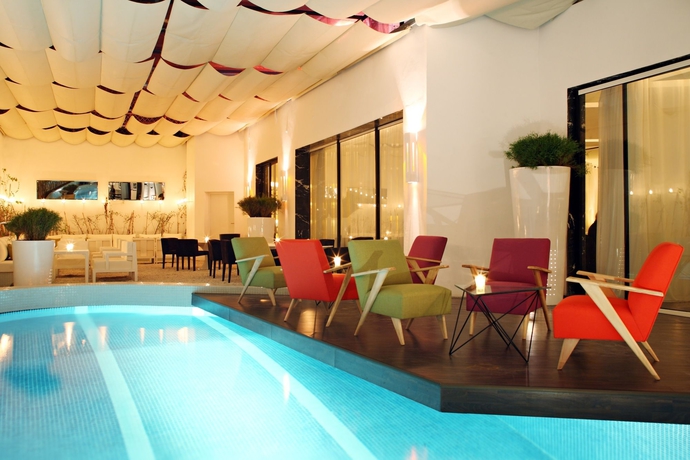 Imagen de la piscina del Hotel Bab. Foto 9