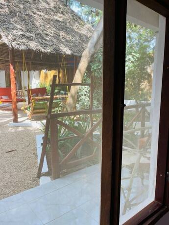 Imagen de la habitación del Hotel Babalao Bungalows. Foto 15
