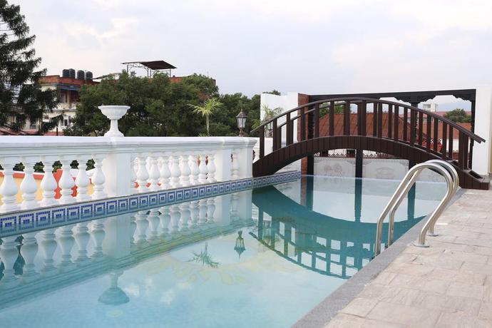 Imagen de la piscina del Hotel Baber Mahal Vilas. Foto 20