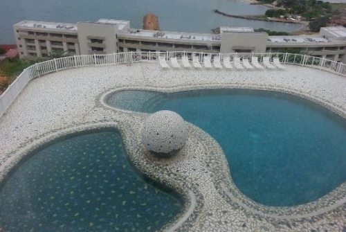 Imagen de la piscina del Hotel Babilonia Suites. Foto 3