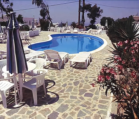 Imagen de la piscina del Hotel Babis. Foto 16