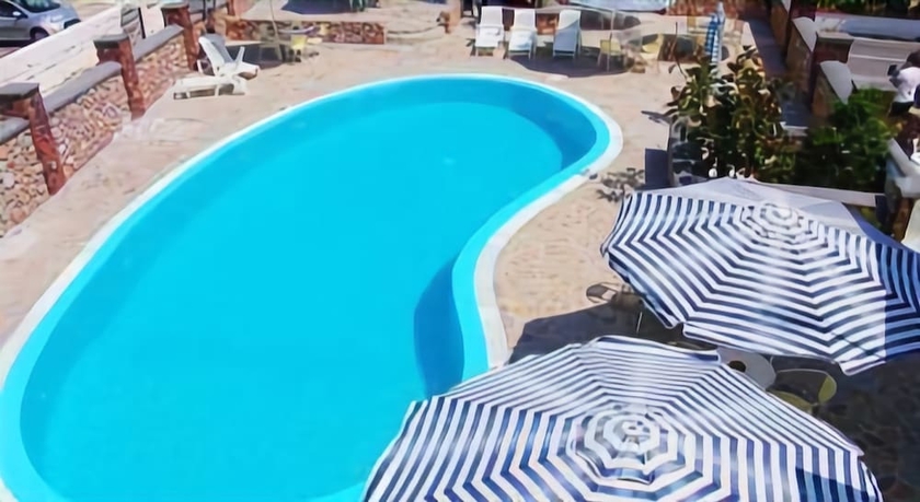 Imagen de la piscina del Hotel Babis. Foto 17