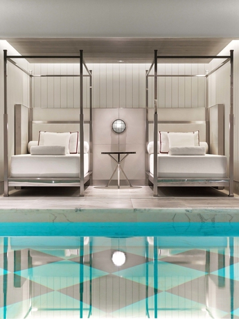 Imagen de la piscina del Hotel Baccarat Hotel and Residences New York. Foto 12