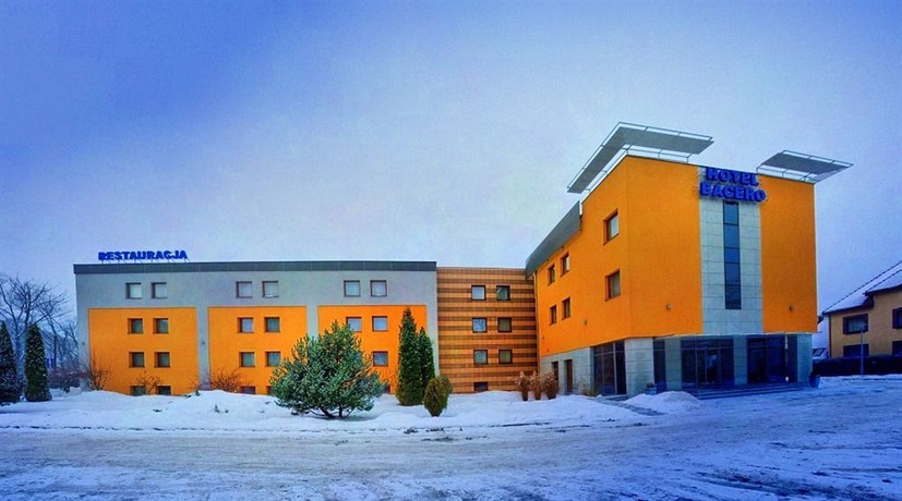 Imagen de los exteriores del Hotel Bacero. Foto 10