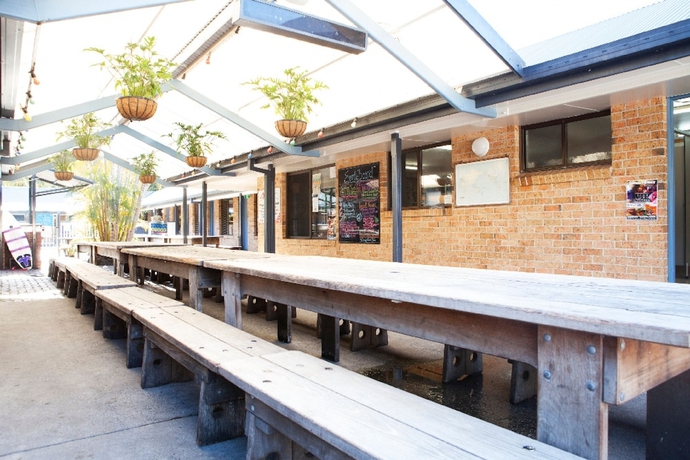 Imagen del bar/restaurante del Hotel Backpackers Holiday Village. Foto 8