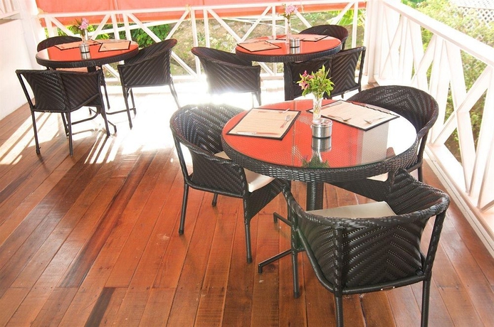 Imagen del bar/restaurante del Hotel Bacolet Beach Club. Foto 2