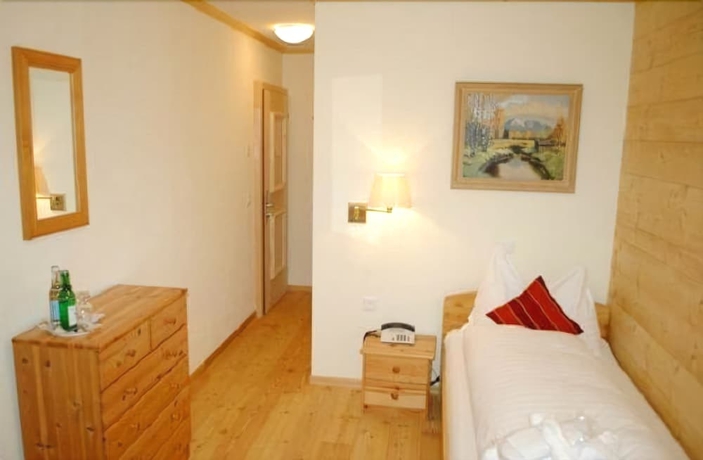 Imagen de la habitación del Hotel Bad Serneus. Foto 16