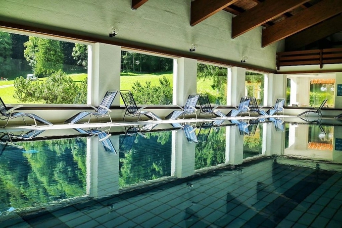 Imagen de la piscina del Hotel Bad Serneus. Foto 19