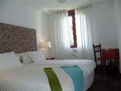 Imagen de la habitación del Hotel Badain. Foto 12