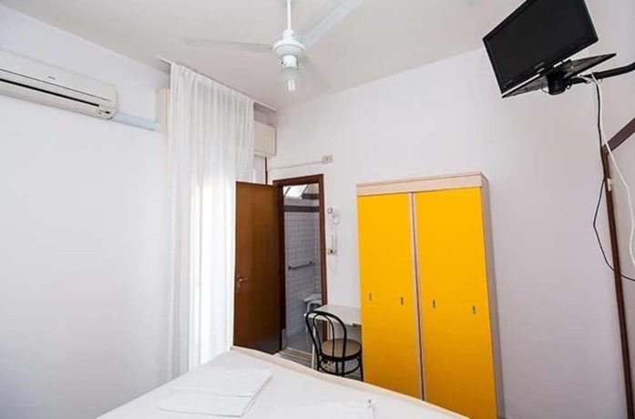 Imagen de la habitación del Hotel Baden Baden. Foto 11