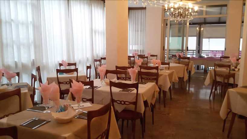 Imagen del bar/restaurante del Hotel Baden Baden. Foto 2