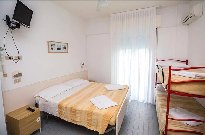 Imagen de la habitación del Hotel Baden Baden. Foto 17