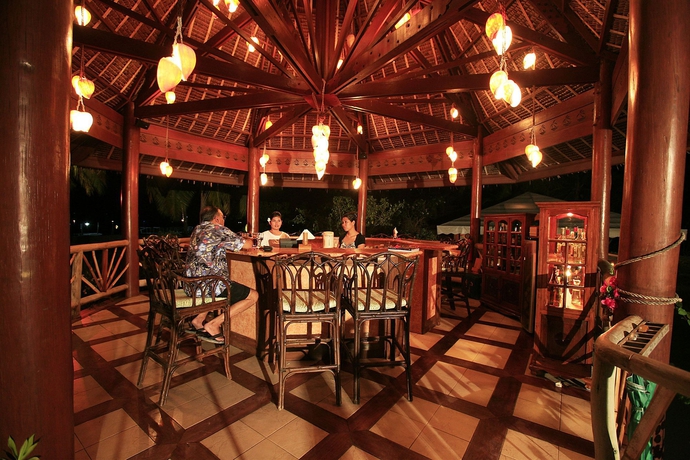 Imagen del bar/restaurante del Hotel Badian Island Wellness Resort. Foto 2