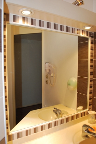 Imagen de la habitación del Hotel Bagatelle, Paris Nord Roissy. Foto 10