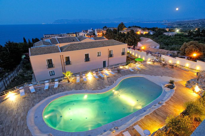 Imagen de la piscina del Hotel Baglio Dello Zingaro. Foto 16