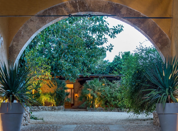 Imagen de los exteriores del Hotel Baglio La Porta Di San Gerardo. Foto 13