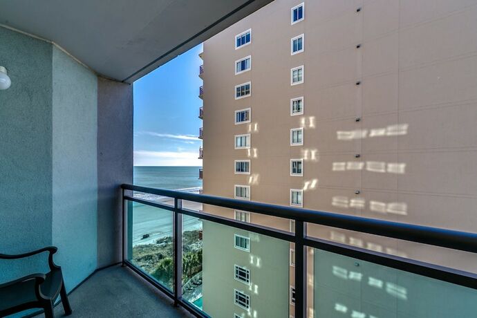 Imagen general del Hotel Bahama Sands by Condo-World. Foto 2