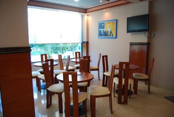 Imagen del bar/restaurante del Hotel Bahamas, Sarande. Foto 2