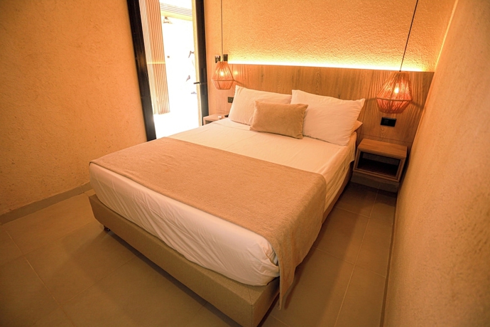 Imagen de la habitación del Hotel Bahia Azul Cove&ntilde;as. Foto 11