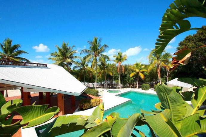 Imagen de la piscina del Hotel Bahia Bay Resort. Foto 5