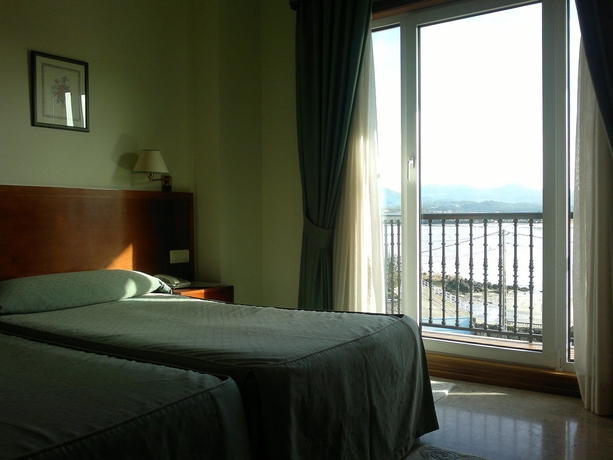 Imagen de la habitación del Hotel Bahia Bayona. Foto 9