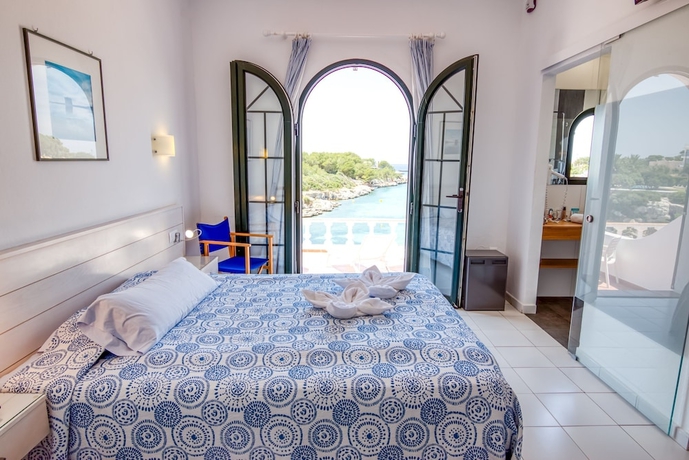 Imagen de la habitación del Hotel Bahia, Calan Bosch. Foto 6