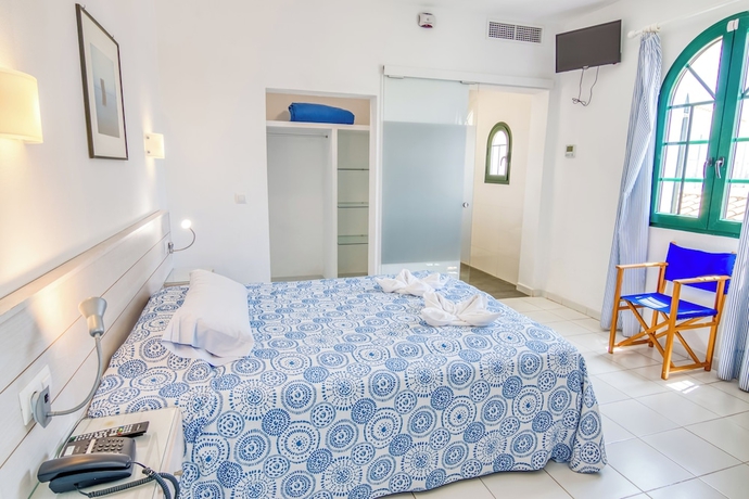 Imagen de la habitación del Hotel Bahia, Calan Bosch. Foto 8