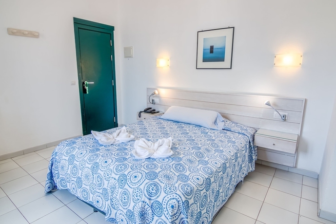 Imagen de la habitación del Hotel Bahia, Calan Bosch. Foto 9