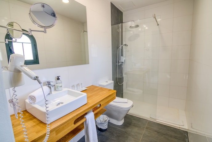 Imagen de la habitación del Hotel Bahia, Calan Bosch. Foto 15