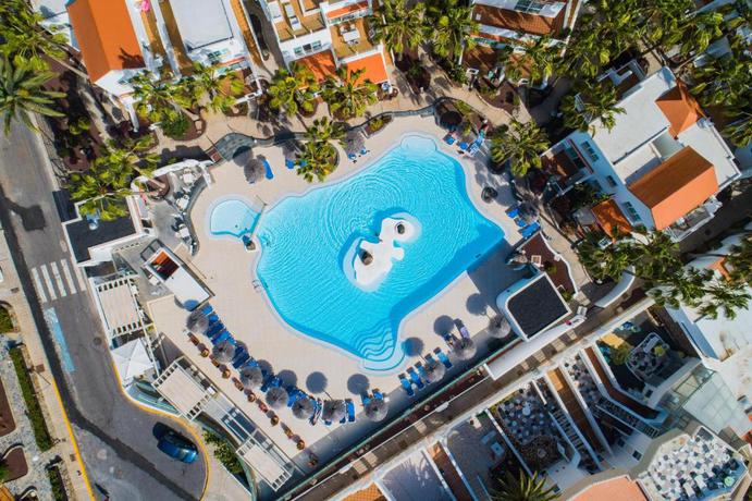 Imagen de la piscina del Hotel Bahia Calma Beach. Foto 12