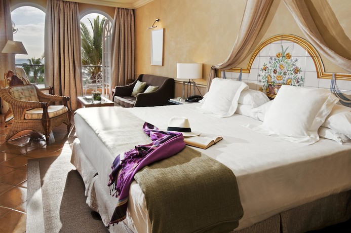 Imagen de la habitación del Hotel Bahia Del Duque. Foto 4