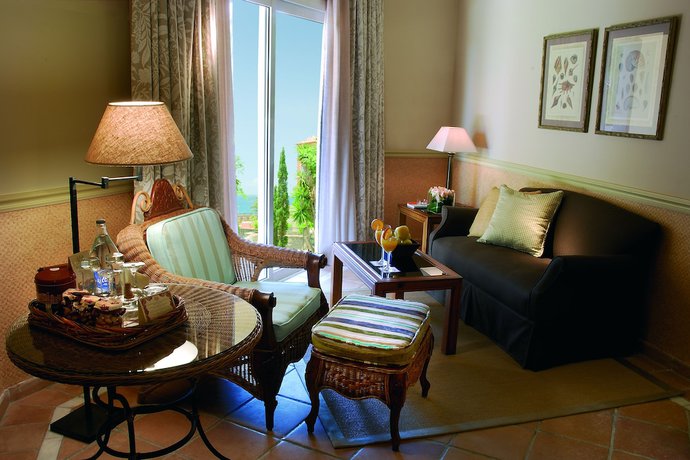 Imagen de la habitación del Hotel Bahia Del Duque. Foto 5