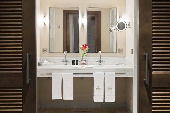 Imagen de la habitación del Hotel Bahia Del Duque. Foto 6