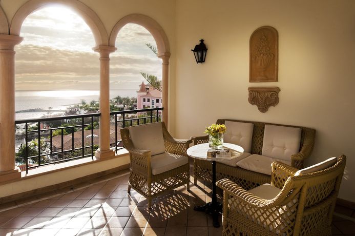 Imagen de la habitación del Hotel Bahia Del Duque. Foto 16