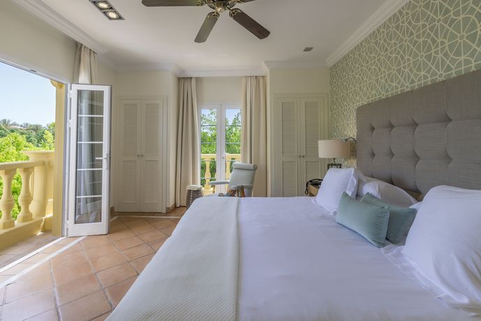 Imagen de la habitación del Hotel Bahia Del Duque. Foto 19