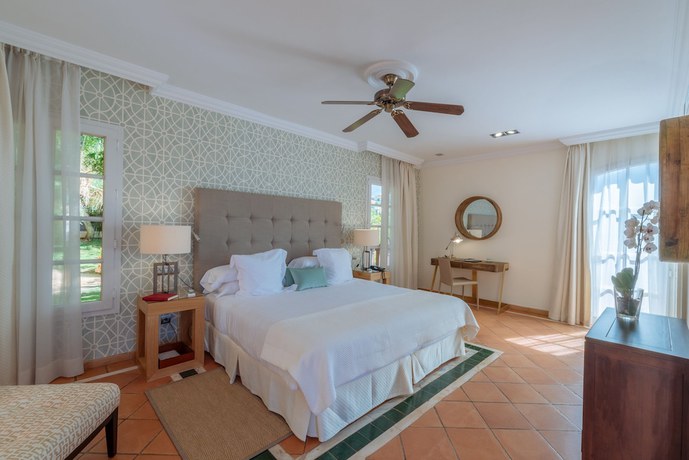 Imagen de la habitación del Hotel Bahia Del Duque. Foto 21