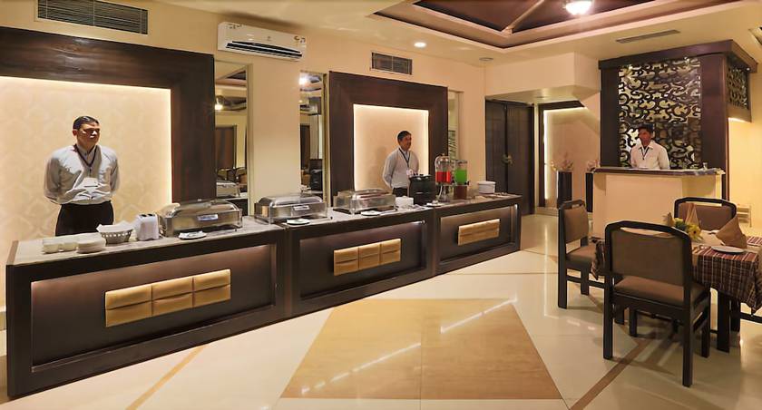 Imagen del bar/restaurante del Hotel Bahia Fort. Foto 3