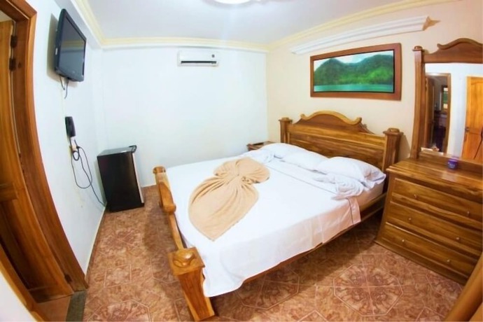 Imagen de la habitación del Hotel Bahia Pinorroa. Foto 10