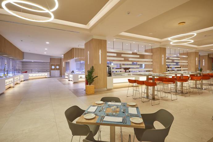 Imagen del bar/restaurante del Hotel Bahia Principe Fantasia Tenerife - All Inclusive. Foto 12