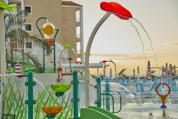 Imagen de la piscina del Hotel Bahia Principe Fantasia Tenerife - All Inclusive. Foto 20