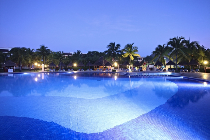 Imagen de la piscina del Hotel Bahia Principe Grand Coba - All Inclusive. Foto 15