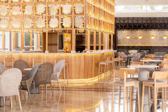 Imagen del bar/restaurante del Hotel Bahia Principe Grand Punta Cana - All Inclusive. Foto 7