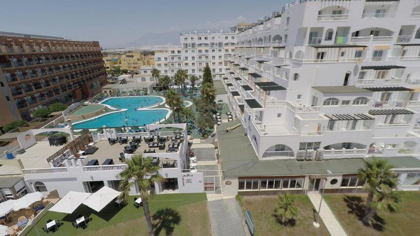 Imagen de los exteriores del Hotel Bahia Serena. Foto 15