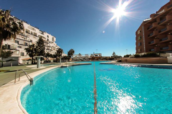 Imagen de la piscina del Hotel Bahia Serena. Foto 17