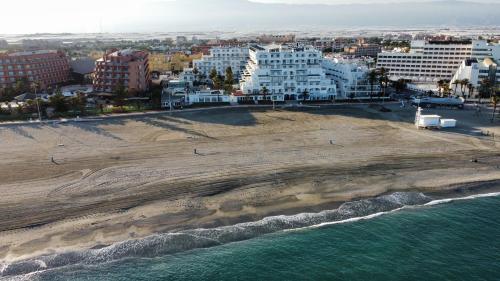 Imagen de los exteriores del Hotel Bahia Serena. Foto 15