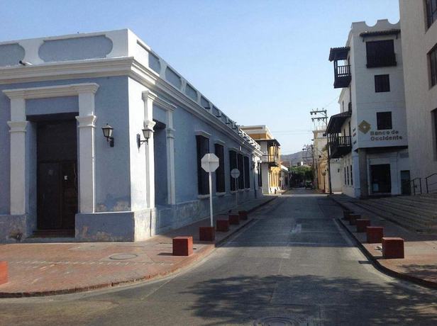 Imagen de los exteriores del Hotel Bahia Suite. Foto 7