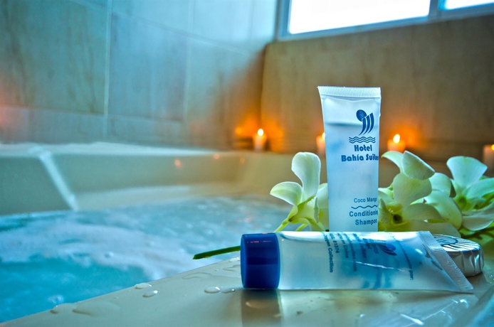 Imagen de la habitación del Hotel Bahia Suites. Foto 5