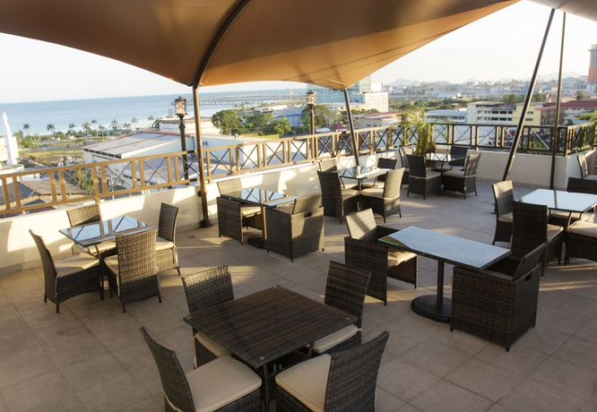 Imagen de la piscina del Hotel Bahia Suites. Foto 13