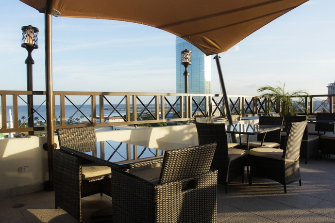 Imagen de la piscina del Hotel Bahia Suites. Foto 14