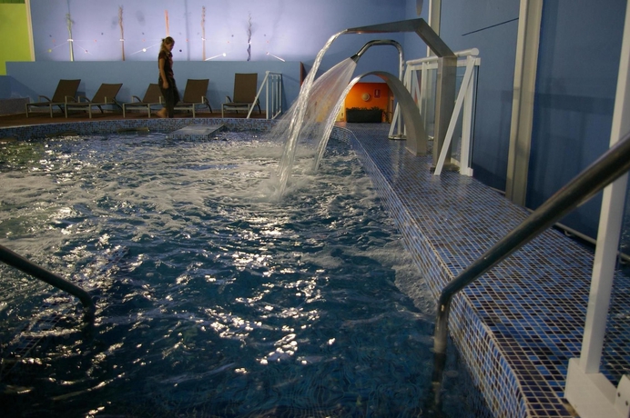 Imagen de la piscina del Hotel Bahia Tropical. Foto 12